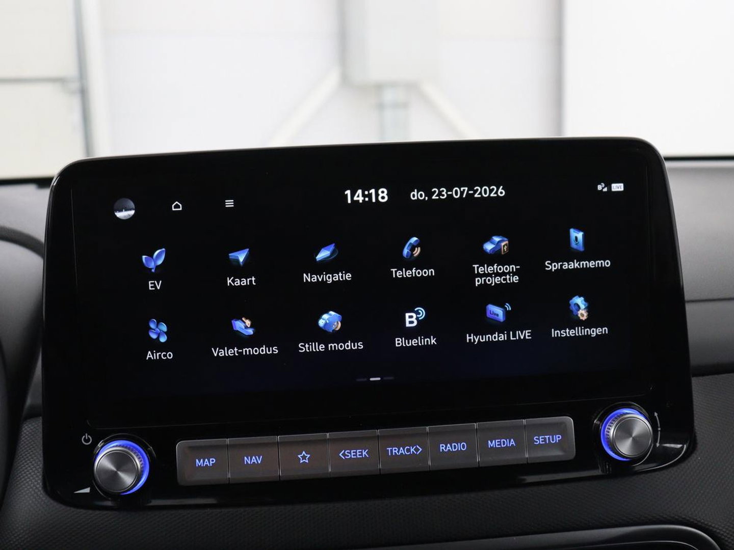 Hyundai KONA EV Premium 64 KWh | SOH 96.2% | Leder | Trekhaak | Head-up | Stoelventilatie | Stuur/stoel verwarming | Adaptive cruise | Camera | Park assist | Carplay | Dodehoek detectie | Krell sound |