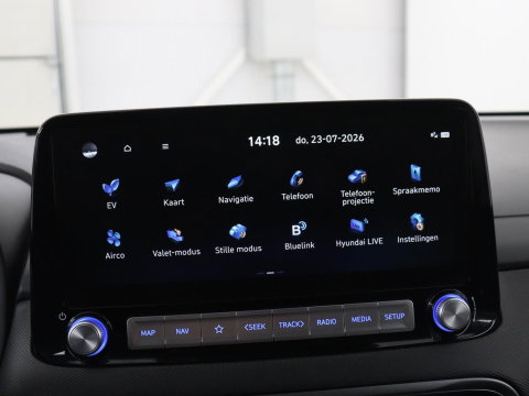 Hyundai KONA EV Premium 64 KWh | SOH 96.2% | Leder | Trekhaak | Head-up | Stoelventilatie | Stuur/stoel verwarming | Adaptive cruise | Camera | Park assist | Carplay | Dodehoek detectie | Krell sound |