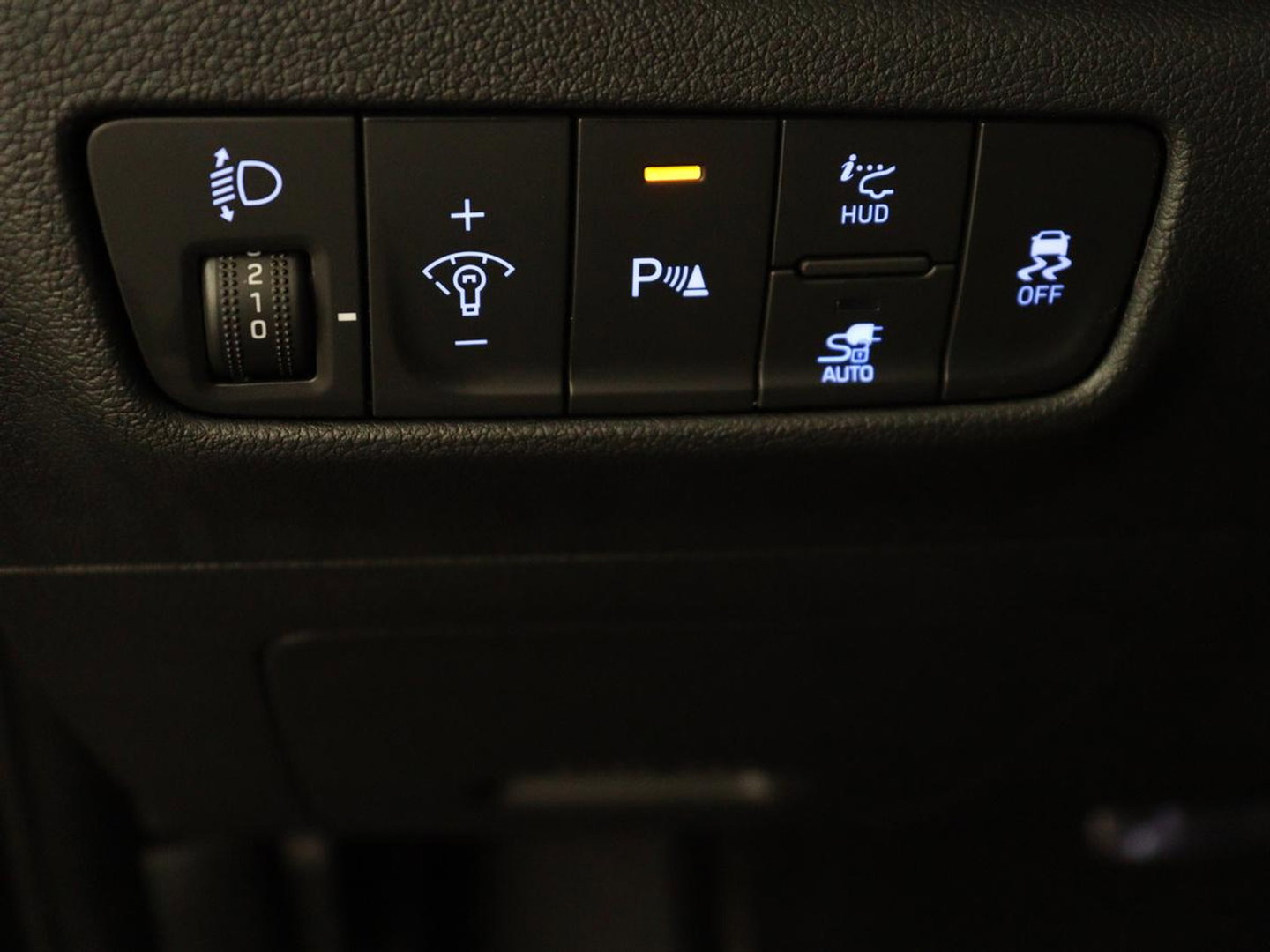 Hyundai KONA EV Premium 64 KWh | SOH 96.2% | Leder | Trekhaak | Head-up | Stoelventilatie | Stuur/stoel verwarming | Adaptive cruise | Camera | Park assist | Carplay | Dodehoek detectie | Krell sound |