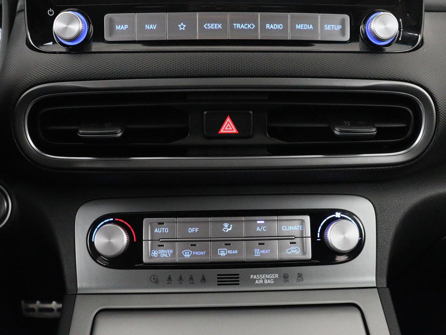 Hyundai KONA EV Premium 64 KWh | SOH 96.2% | Leder | Trekhaak | Head-up | Stoelventilatie | Stuur/stoel verwarming | Adaptive cruise | Camera | Park assist | Carplay | Dodehoek detectie | Krell sound |