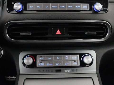 Hyundai KONA EV Premium 64 KWh | SOH 96.2% | Leder | Trekhaak | Head-up | Stoelventilatie | Stuur/stoel verwarming | Adaptive cruise | Camera | Park assist | Carplay | Dodehoek detectie | Krell sound |