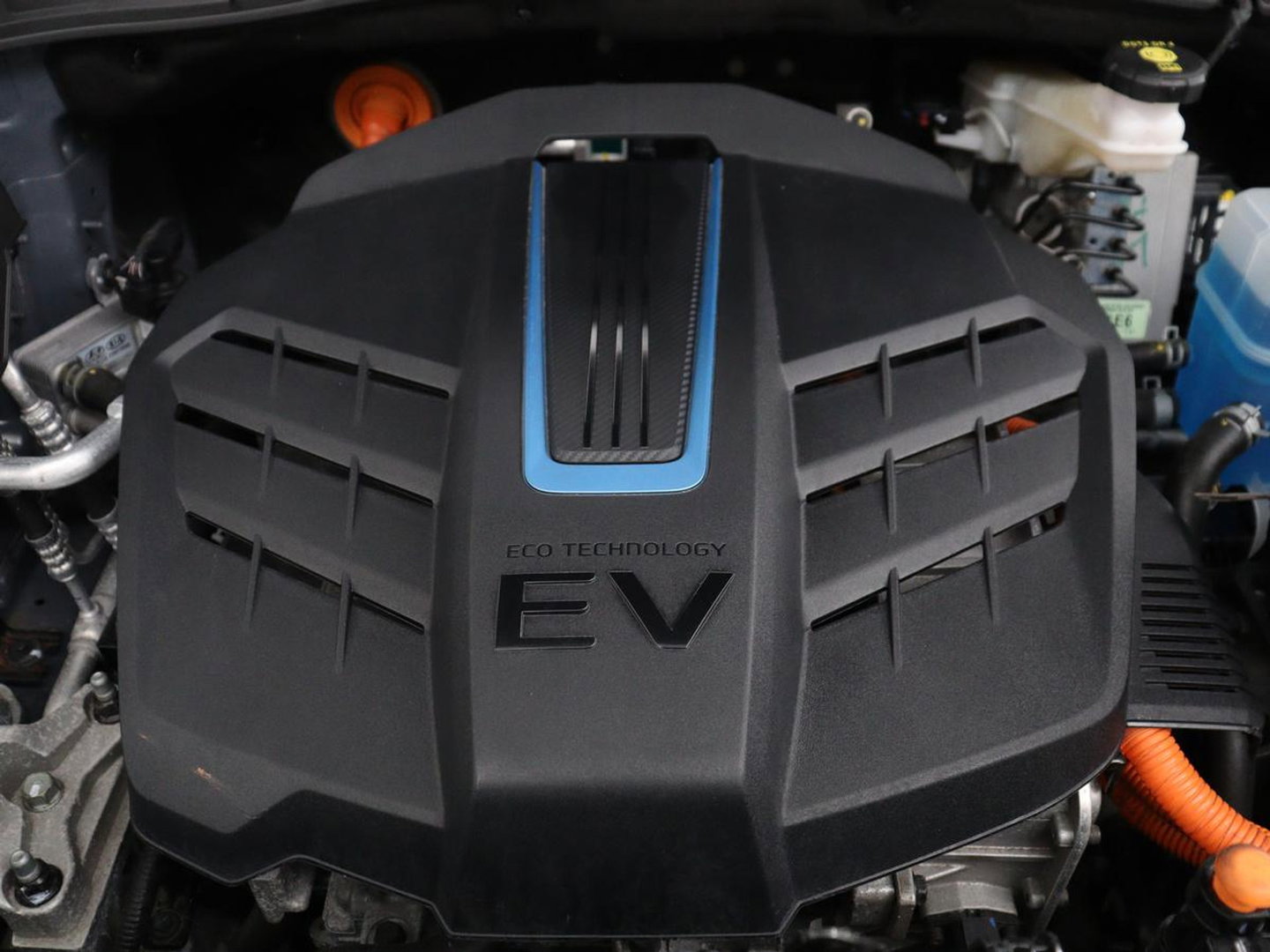 Hyundai KONA EV Premium 64 KWh | SOH 96.2% | Leder | Trekhaak | Head-up | Stoelventilatie | Stuur/stoel verwarming | Adaptive cruise | Camera | Park assist | Carplay | Dodehoek detectie | Krell sound |