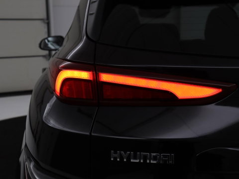 Hyundai KONA EV Premium 64 KWh | SOH 96.2% | Leder | Trekhaak | Head-up | Stoelventilatie | Stuur/stoel verwarming | Adaptive cruise | Camera | Park assist | Carplay | Dodehoek detectie | Krell sound |