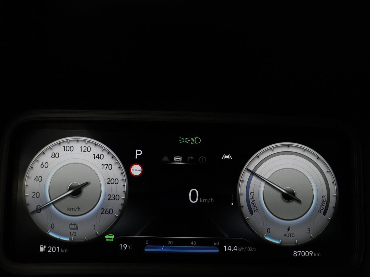Hyundai KONA EV Premium 64 KWh | SOH 96.2% | Leder | Trekhaak | Head-up | Stoelventilatie | Stuur/stoel verwarming | Adaptive cruise | Camera | Park assist | Carplay | Dodehoek detectie | Krell sound |