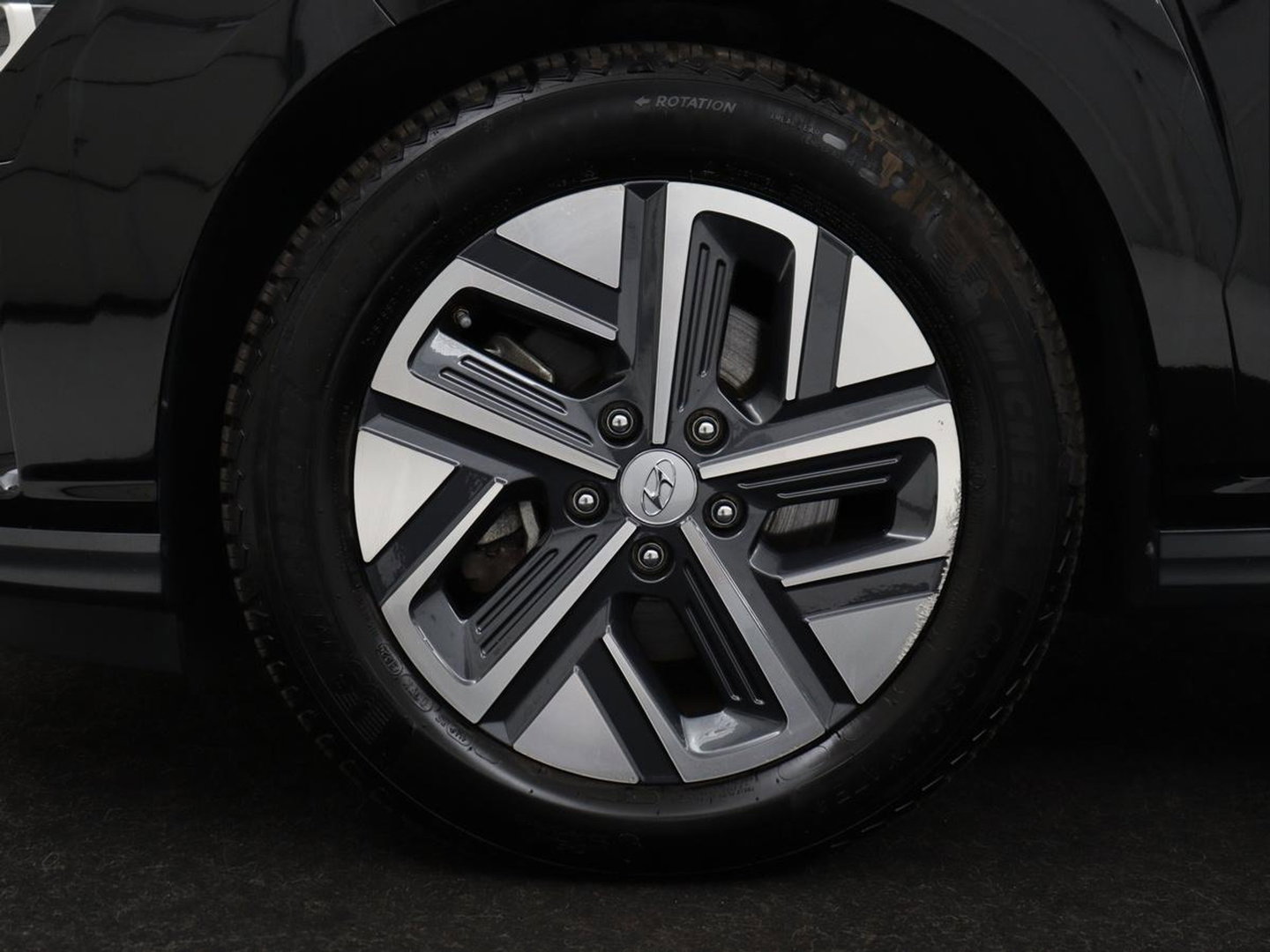 Hyundai KONA EV Premium 64 KWh | SOH 96.2% | Leder | Trekhaak | Head-up | Stoelventilatie | Stuur/stoel verwarming | Adaptive cruise | Camera | Park assist | Carplay | Dodehoek detectie | Krell sound |
