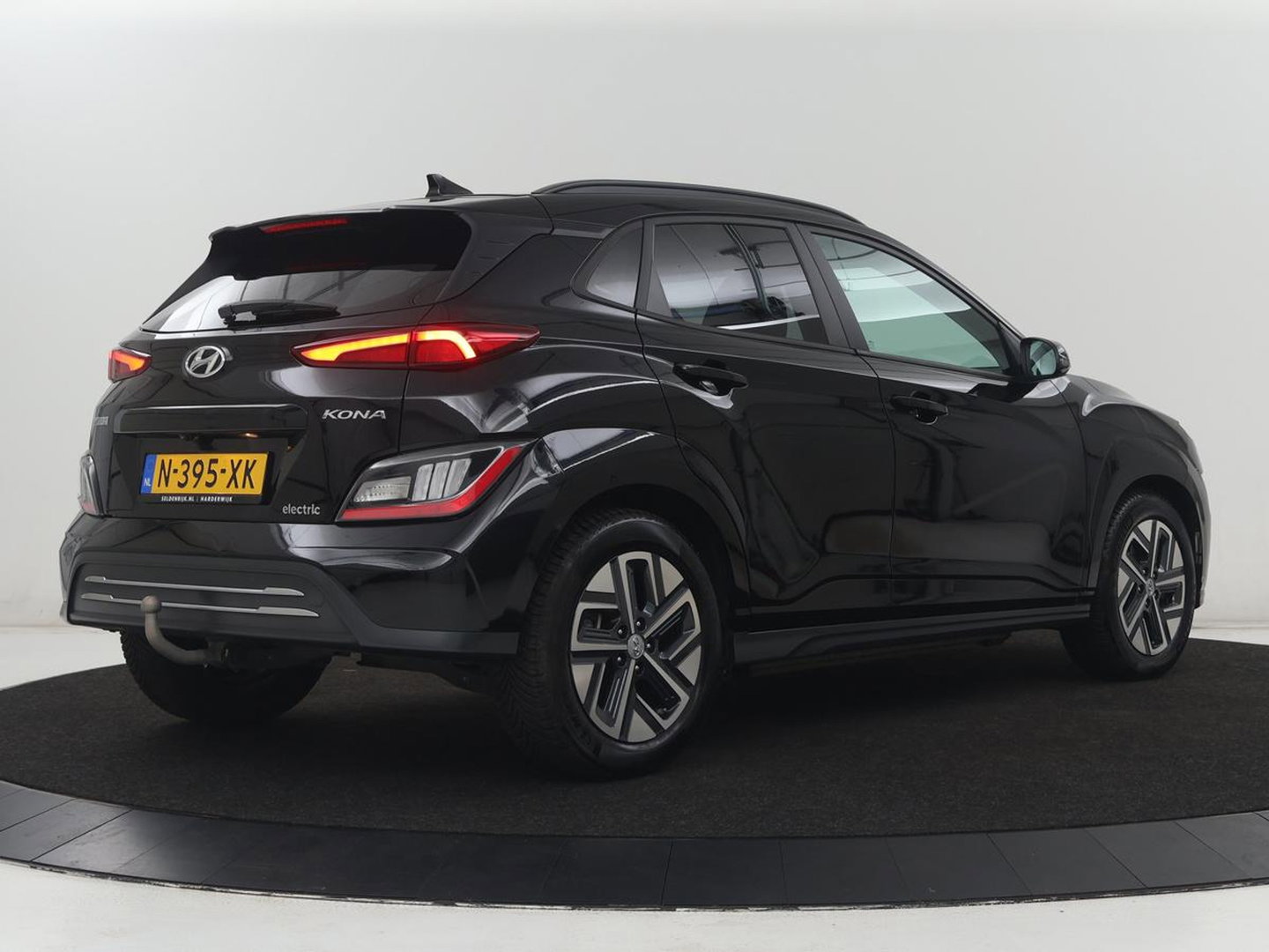 Hyundai KONA EV Premium 64 KWh | SOH 96.2% | Leder | Trekhaak | Head-up | Stoelventilatie | Stuur/stoel verwarming | Adaptive cruise | Camera | Park assist | Carplay | Dodehoek detectie | Krell sound |