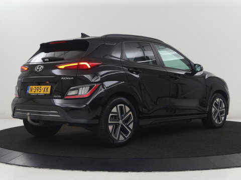 Hyundai KONA EV Premium 64 KWh | SOH 96.2% | Leder | Trekhaak | Head-up | Stoelventilatie | Stuur/stoel verwarming | Adaptive cruise | Camera | Park assist | Carplay | Dodehoek detectie | Krell sound |