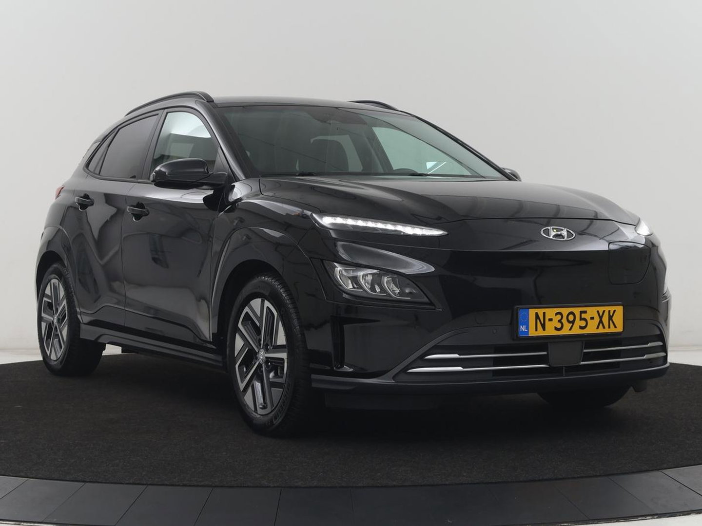 Hyundai KONA EV Premium 64 KWh | SOH 96.2% | Leder | Trekhaak | Head-up | Stoelventilatie | Stuur/stoel verwarming | Adaptive cruise | Camera | Park assist | Carplay | Dodehoek detectie | Krell sound |