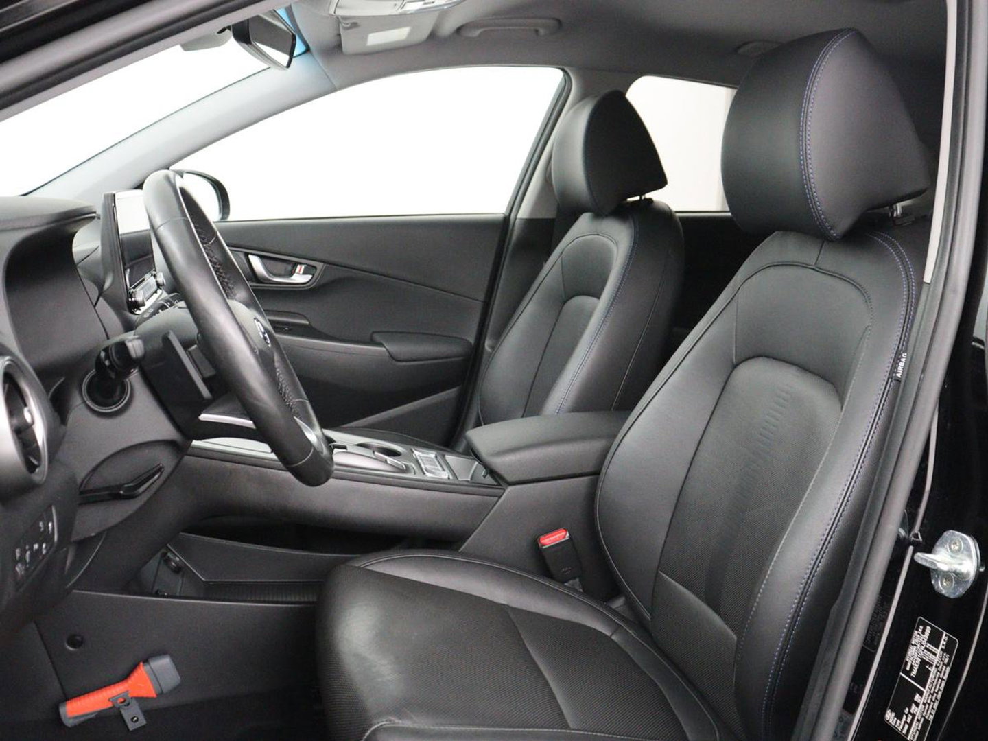 Hyundai KONA EV Premium 64 KWh | SOH 96.2% | Leder | Trekhaak | Head-up | Stoelventilatie | Stuur/stoel verwarming | Adaptive cruise | Camera | Park assist | Carplay | Dodehoek detectie | Krell sound |