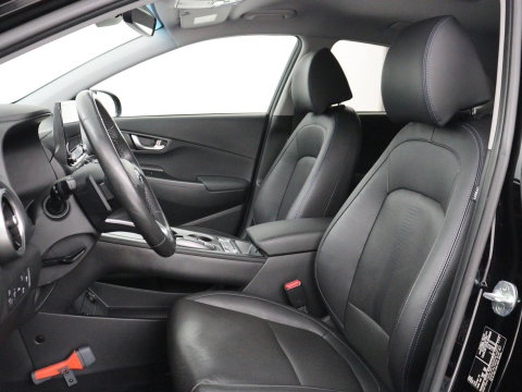 Hyundai KONA EV Premium 64 KWh | SOH 96.2% | Leder | Trekhaak | Head-up | Stoelventilatie | Stuur/stoel verwarming | Adaptive cruise | Camera | Park assist | Carplay | Dodehoek detectie | Krell sound |
