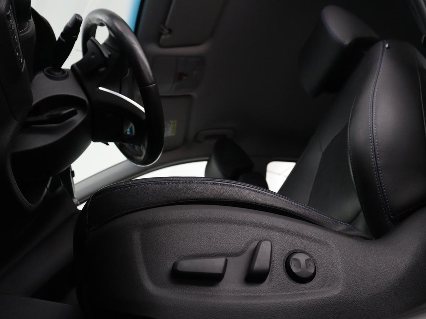 Hyundai KONA EV Premium 64 KWh | SOH 96.2% | Leder | Trekhaak | Head-up | Stoelventilatie | Stuur/stoel verwarming | Adaptive cruise | Camera | Park assist | Carplay | Dodehoek detectie | Krell sound |