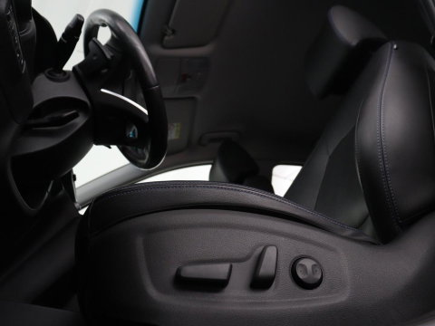 Hyundai KONA EV Premium 64 KWh | SOH 96.2% | Leder | Trekhaak | Head-up | Stoelventilatie | Stuur/stoel verwarming | Adaptive cruise | Camera | Park assist | Carplay | Dodehoek detectie | Krell sound |