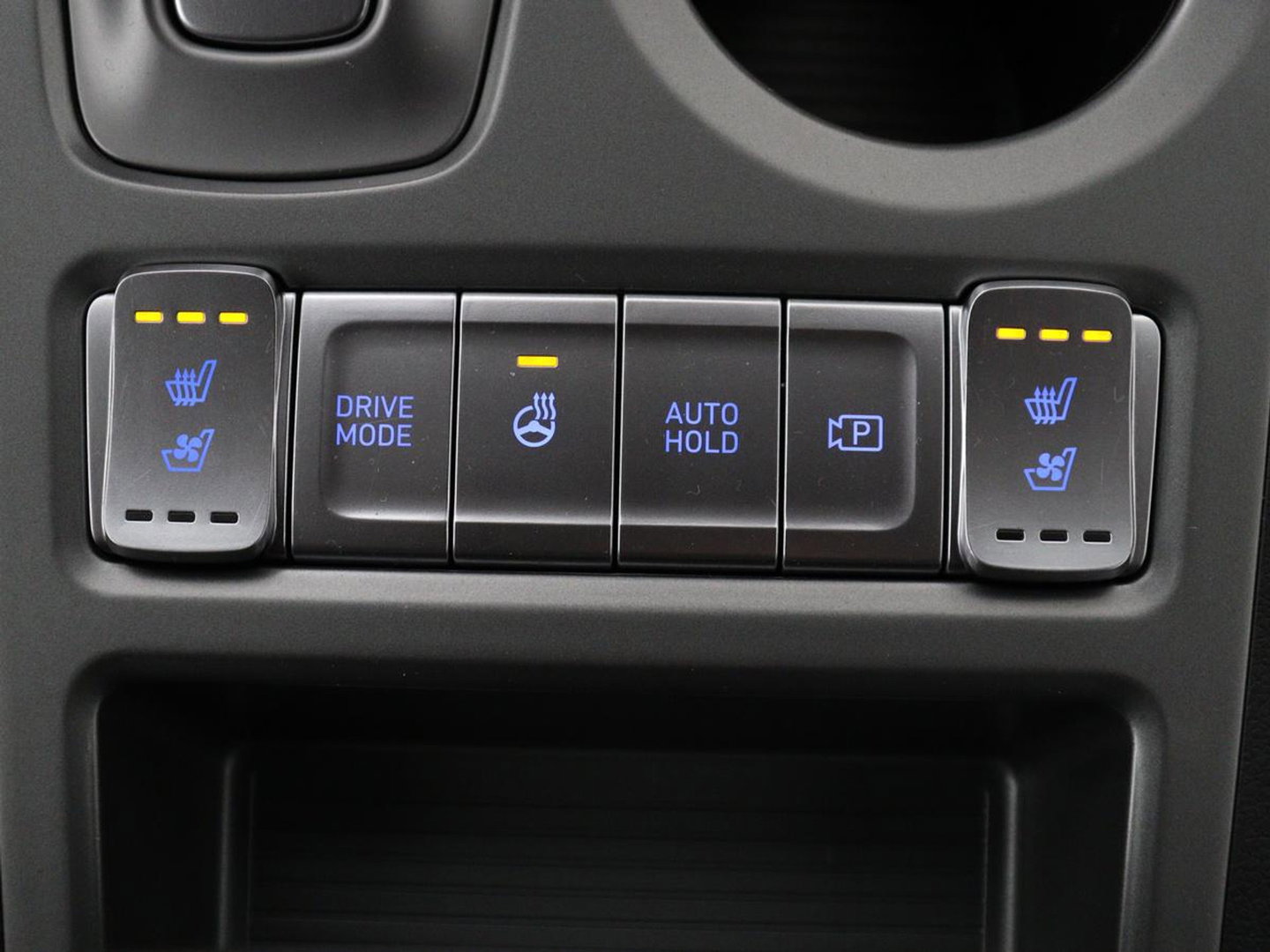 Hyundai KONA EV Premium 64 KWh | SOH 96.2% | Leder | Trekhaak | Head-up | Stoelventilatie | Stuur/stoel verwarming | Adaptive cruise | Camera | Park assist | Carplay | Dodehoek detectie | Krell sound |