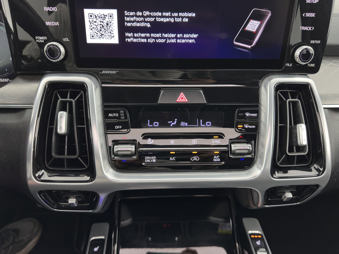 Kia Sorento 1.6 T-GDI Plug-in Hybrid 4WD ExecutiveLine [ 7-Pers. ] (Plug-in) (INCL.BTW) *PANO | HEAD-UP | LEATHER | MEMORY-PACK | TOP-VIEW | FULL-LED | BLINDSPOT | ADAPTIVE-CRUISE | HEATED-COMFORTSEATS | BOSE-SOUND | KEYLESS | DIGI-COCKPIT | PRIVACY-GLASS | AMBIENT-L