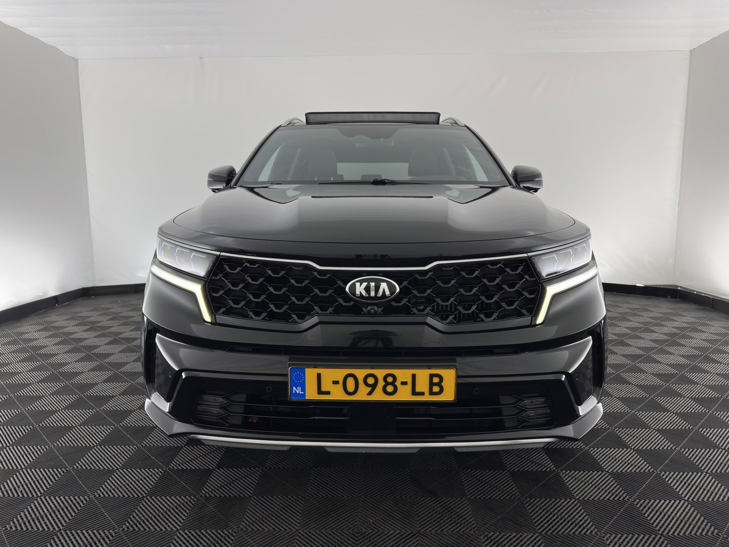 Kia Sorento 1.6 T-GDI Plug-in Hybrid 4WD ExecutiveLine [ 7-Pers. ] (Plug-in) (INCL.BTW) *PANO | HEAD-UP | LEATHER | MEMORY-PACK | TOP-VIEW | FULL-LED | BLINDSPOT | ADAPTIVE-CRUISE | HEATED-COMFORTSEATS | BOSE-SOUND | KEYLESS | DIGI-COCKPIT | PRIVACY-GLASS | AMBIENT-L