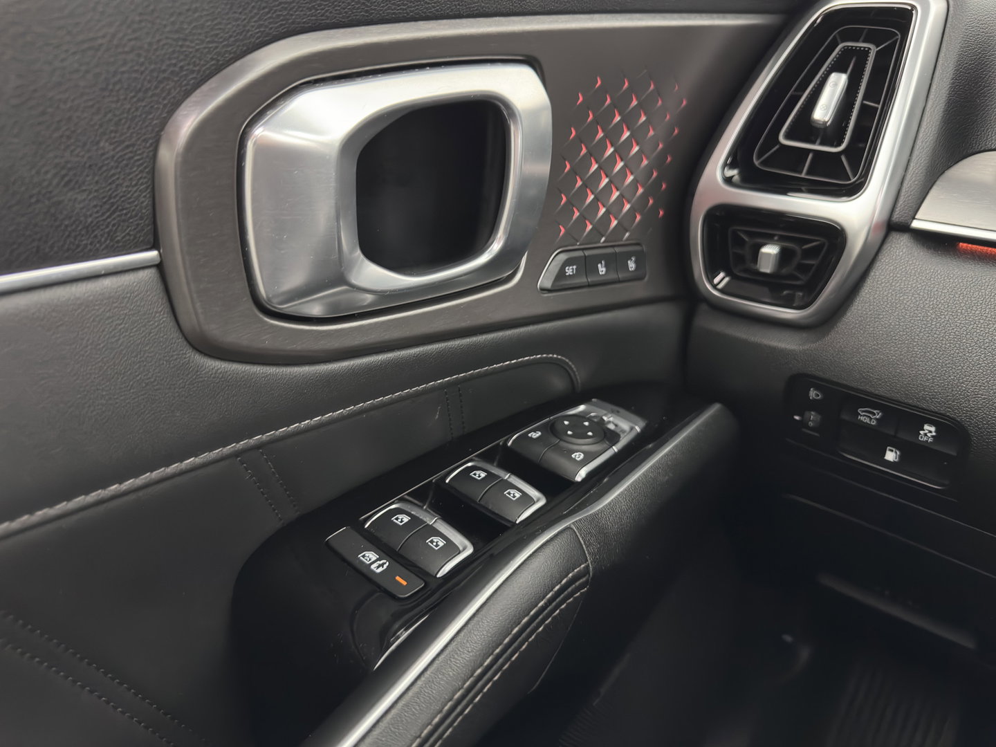 Kia Sorento 1.6 T-GDI Plug-in Hybrid 4WD ExecutiveLine [ 7-Pers. ] (Plug-in) (INCL.BTW) *PANO | HEAD-UP | LEATHER | MEMORY-PACK | TOP-VIEW | FULL-LED | BLINDSPOT | ADAPTIVE-CRUISE | HEATED-COMFORTSEATS | BOSE-SOUND | KEYLESS | DIGI-COCKPIT | PRIVACY-GLASS | AMBIENT-L