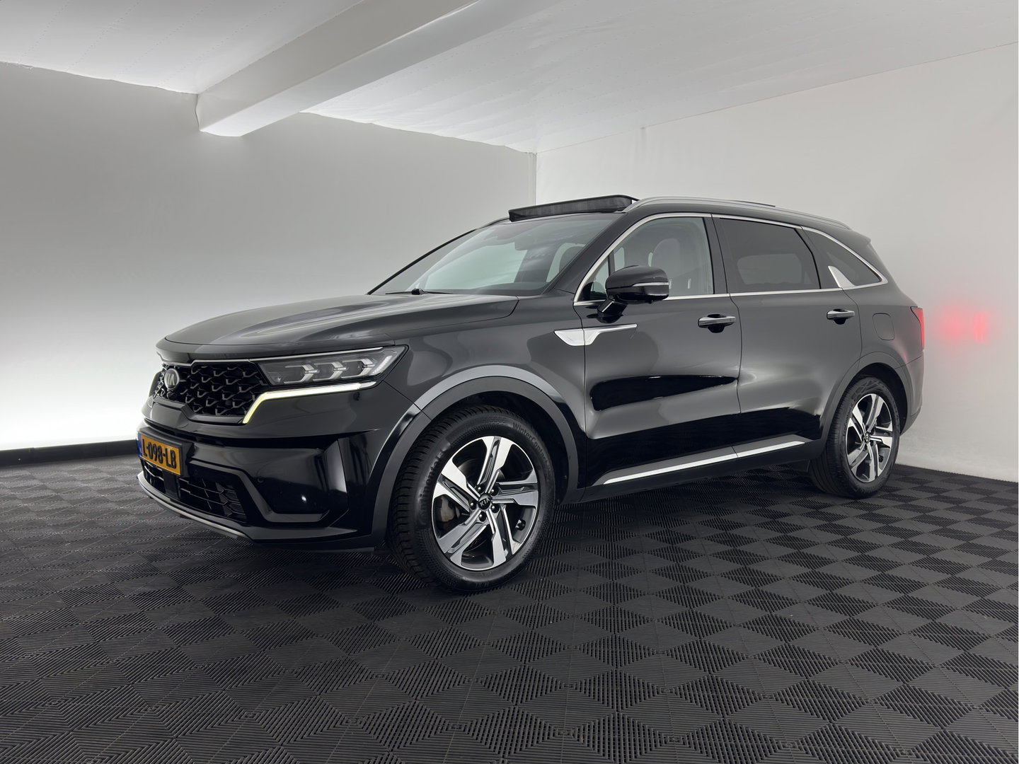 Kia Sorento 1.6 T-GDI Plug-in Hybrid 4WD ExecutiveLine [ 7-Pers. ] (Plug-in) (INCL.BTW) *PANO | HEAD-UP | LEATHER | MEMORY-PACK | TOP-VIEW | FULL-LED | BLINDSPOT | ADAPTIVE-CRUISE | HEATED-COMFORTSEATS | BOSE-SOUND | KEYLESS | DIGI-COCKPIT | PRIVACY-GLASS | AMBIENT-L