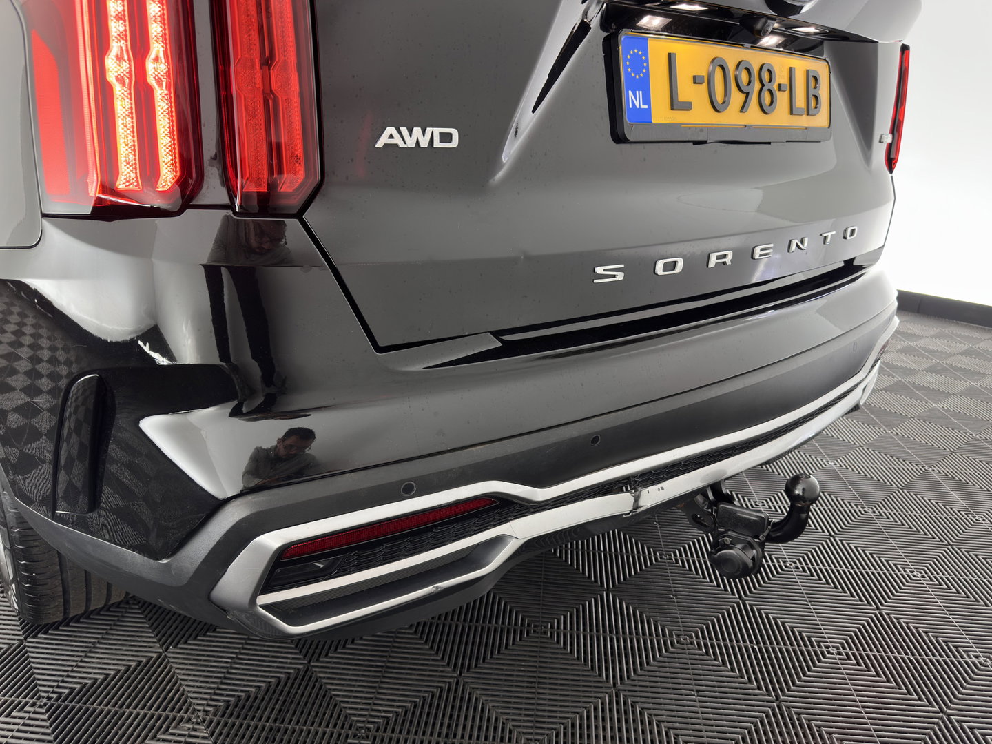 Kia Sorento 1.6 T-GDI Plug-in Hybrid 4WD ExecutiveLine [ 7-Pers. ] (Plug-in) (INCL.BTW) *PANO | HEAD-UP | LEATHER | MEMORY-PACK | TOP-VIEW | FULL-LED | BLINDSPOT | ADAPTIVE-CRUISE | HEATED-COMFORTSEATS | BOSE-SOUND | KEYLESS | DIGI-COCKPIT | PRIVACY-GLASS | AMBIENT-L