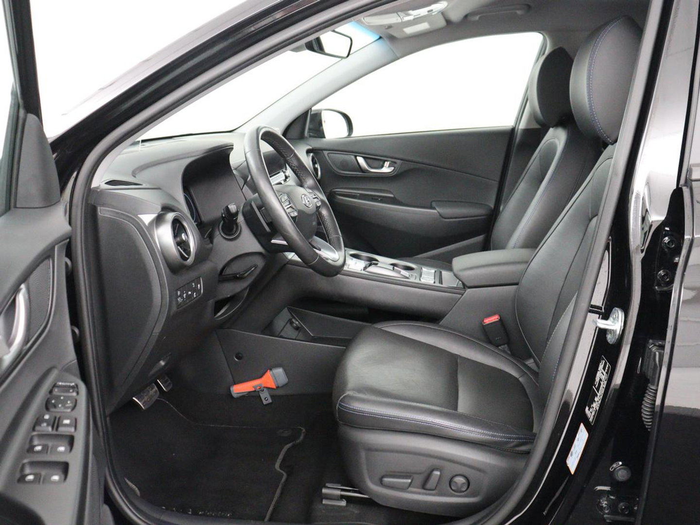 Hyundai KONA EV Premium 64 KWh | SOH 96.2% | Leder | Trekhaak | Head-up | Stoelventilatie | Stuur/stoel verwarming | Adaptive cruise | Camera | Park assist | Carplay | Dodehoek detectie | Krell sound |