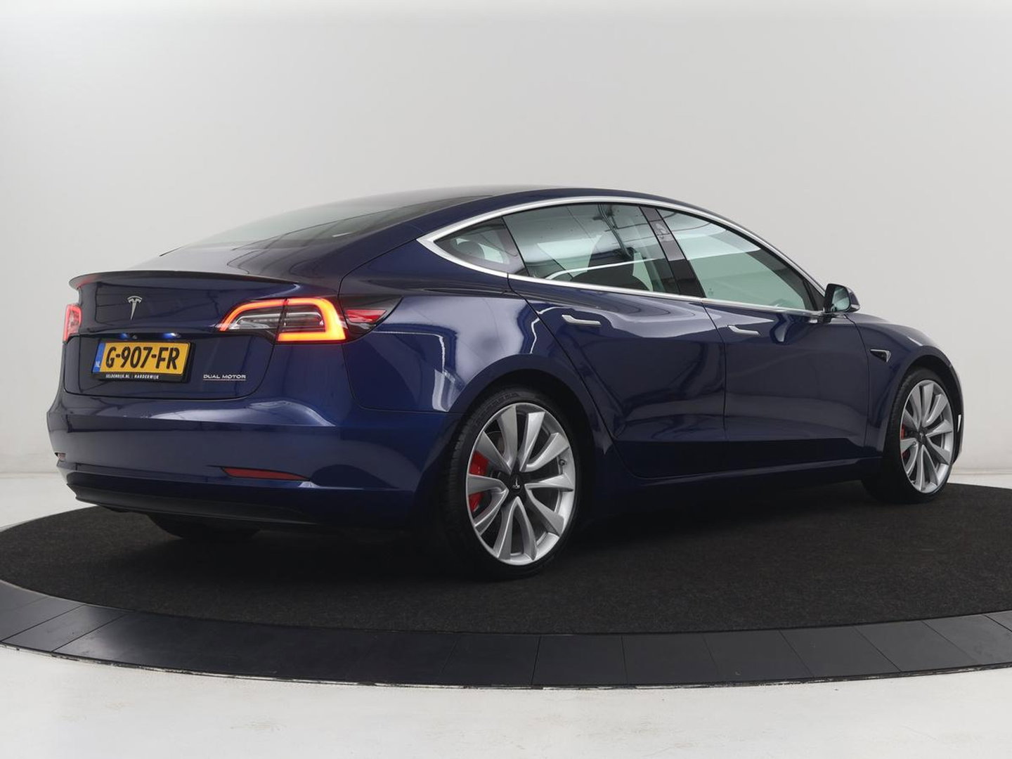 Tesla Model 3 Performance AWD 75 kWh | Traffic-Aware Cruise control | Leder | Lichtmetaal 20'' | Achterbank verwarming | Park assist | Climate control