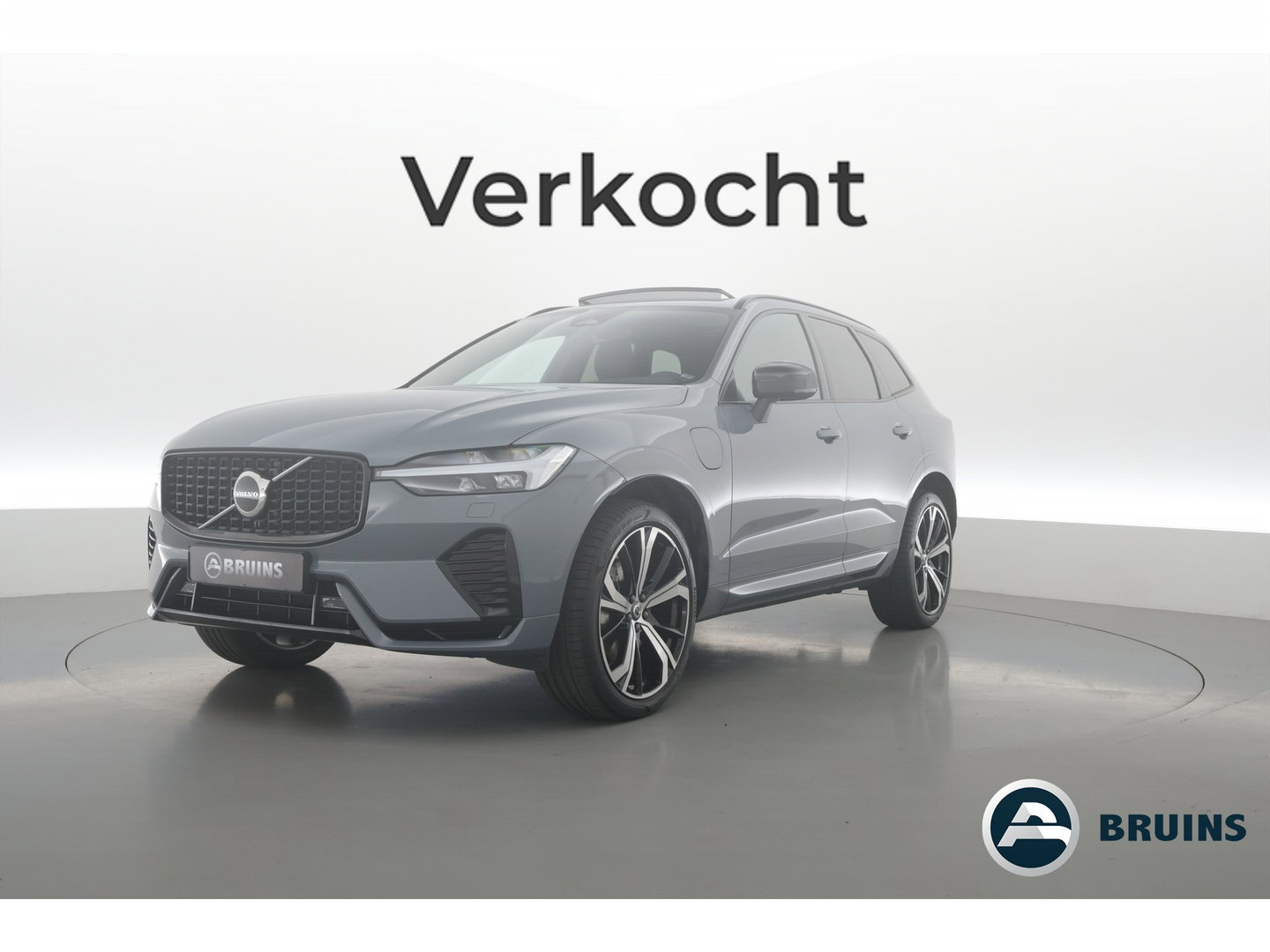 Volvo XC60 2.0 T6 Plug-in hybrid AWD Plus Dark | Prijs rijklaar | Pano | H&K Audio | Trekhaak | Elek. verstelbare sportstoelen| 21" |