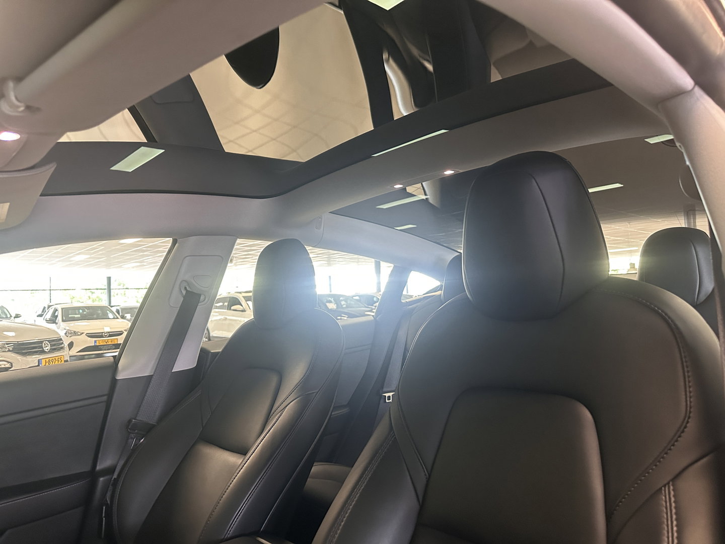 Tesla Model 3 Long Range AWD 75 kWh | 351 PK! | Origineel Nederlands | Leder | Autopilot | Premium Audio | Panoramadak | Elektrische Stoelen |  Stoelverwarming | Achterbankverwarming |