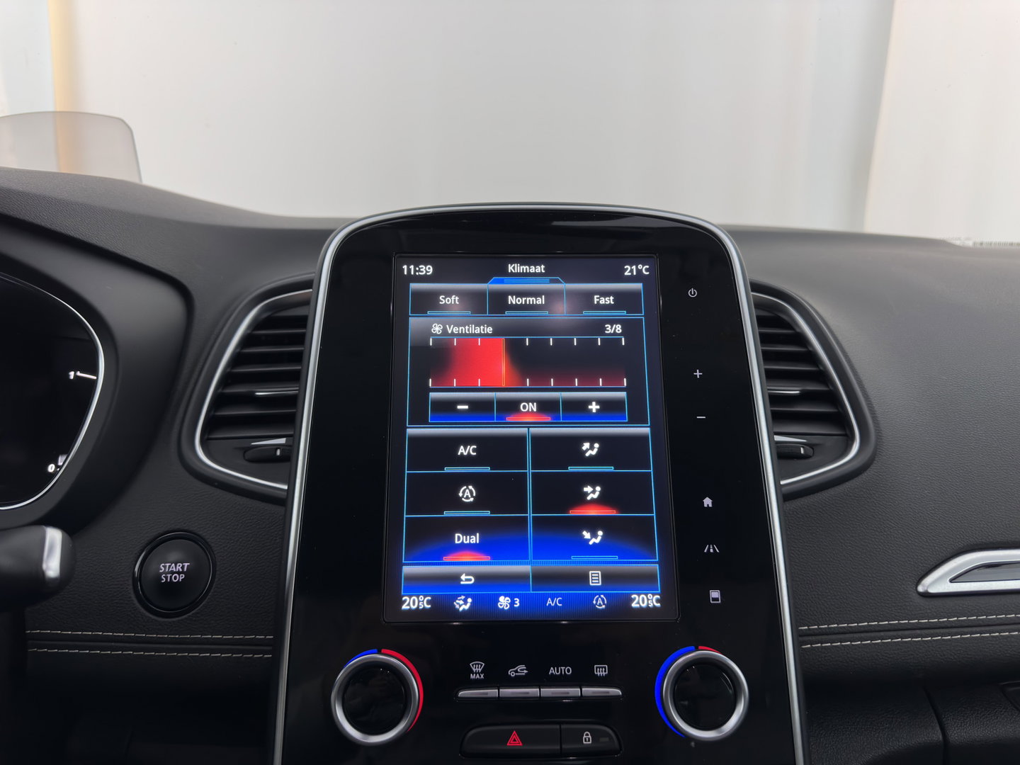 Renault Scénic 1.5 dCi Initiale Paris Hybrid Assist *HEAD-UP | ADAPTIVE-CRUISE | LEATHER | FULL-LED | BLINDSPOT | HEATED-COMFORTSEATS | BOSE-SOUND | NAVI-FULLAMP | DIGI-COCKPIT | PRIVACY-GLASS | CAMERA | ECC | PDC | 20''ALU*