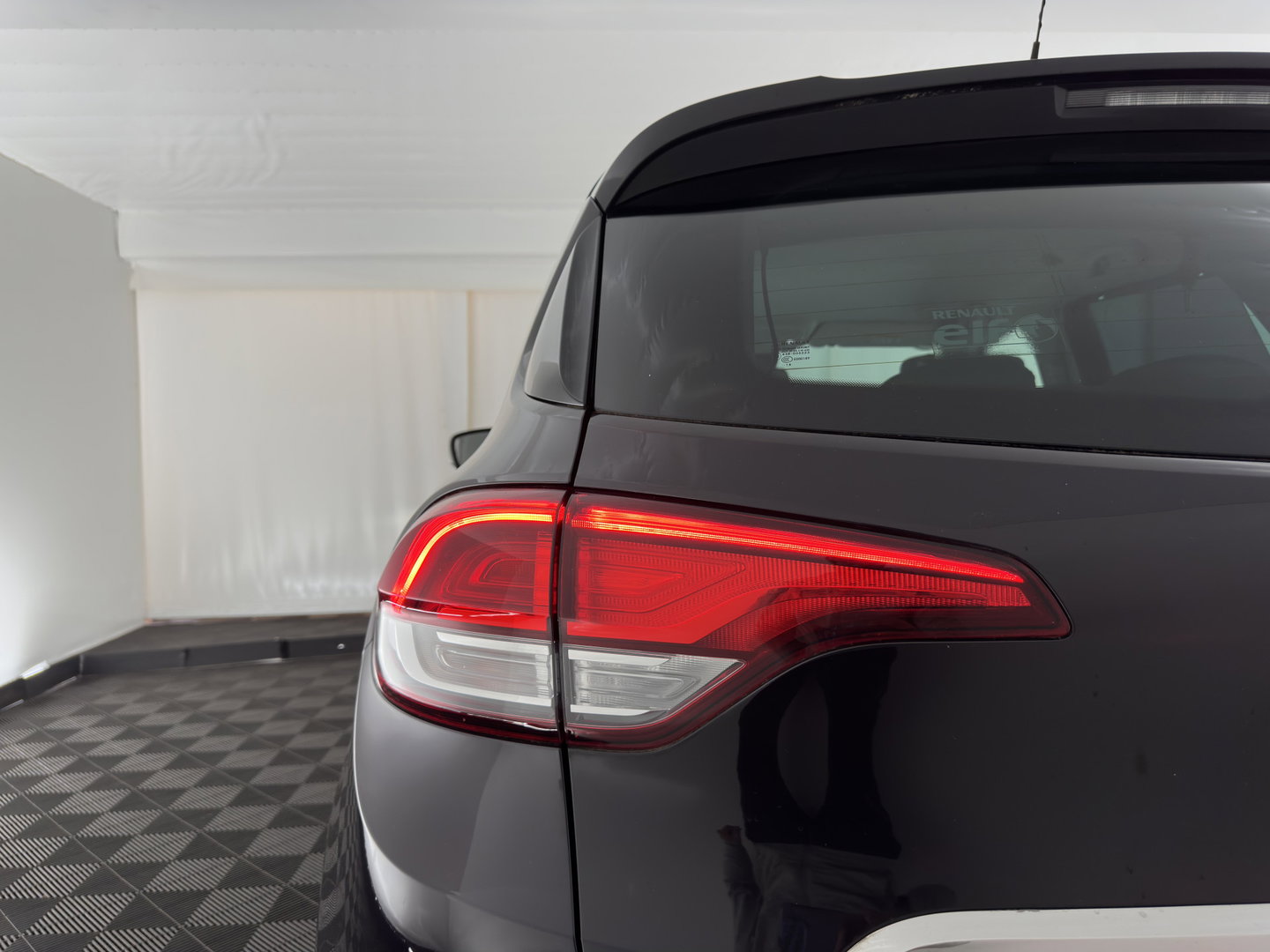 Renault Scénic 1.5 dCi Initiale Paris Hybrid Assist *HEAD-UP | ADAPTIVE-CRUISE | LEATHER | FULL-LED | BLINDSPOT | HEATED-COMFORTSEATS | BOSE-SOUND | NAVI-FULLAMP | DIGI-COCKPIT | PRIVACY-GLASS | CAMERA | ECC | PDC | 20''ALU*