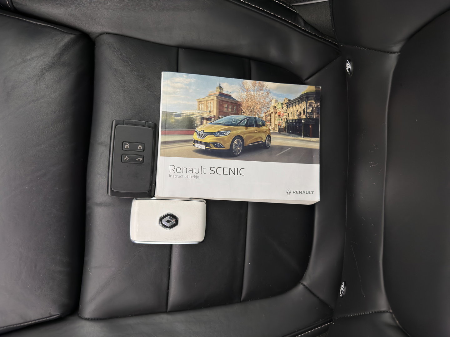 Renault Scénic 1.5 dCi Initiale Paris Hybrid Assist *HEAD-UP | ADAPTIVE-CRUISE | LEATHER | FULL-LED | BLINDSPOT | HEATED-COMFORTSEATS | BOSE-SOUND | NAVI-FULLAMP | DIGI-COCKPIT | PRIVACY-GLASS | CAMERA | ECC | PDC | 20''ALU*