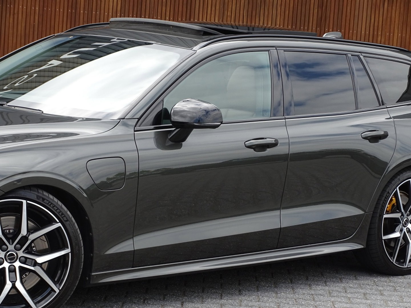 Volvo V60 Inscription Plug-In Hybrid AWD 405PK / LED / Heico Ed.
