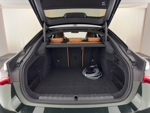 BMW i4 eDrive40 84 kWh [3-Fase] (INCL.BTW) *LEATHER | FULL-LED | ADAPTIVE-CRUISE | HEATED-SPORTSEATS | WIDESCREEN-DIGI-COCKPIT | CAMERA | DAB+ | PRIVACY-GLASS | NAVI-FULLMAP | ECC | PDC | 17''ALU | TOWBAR*