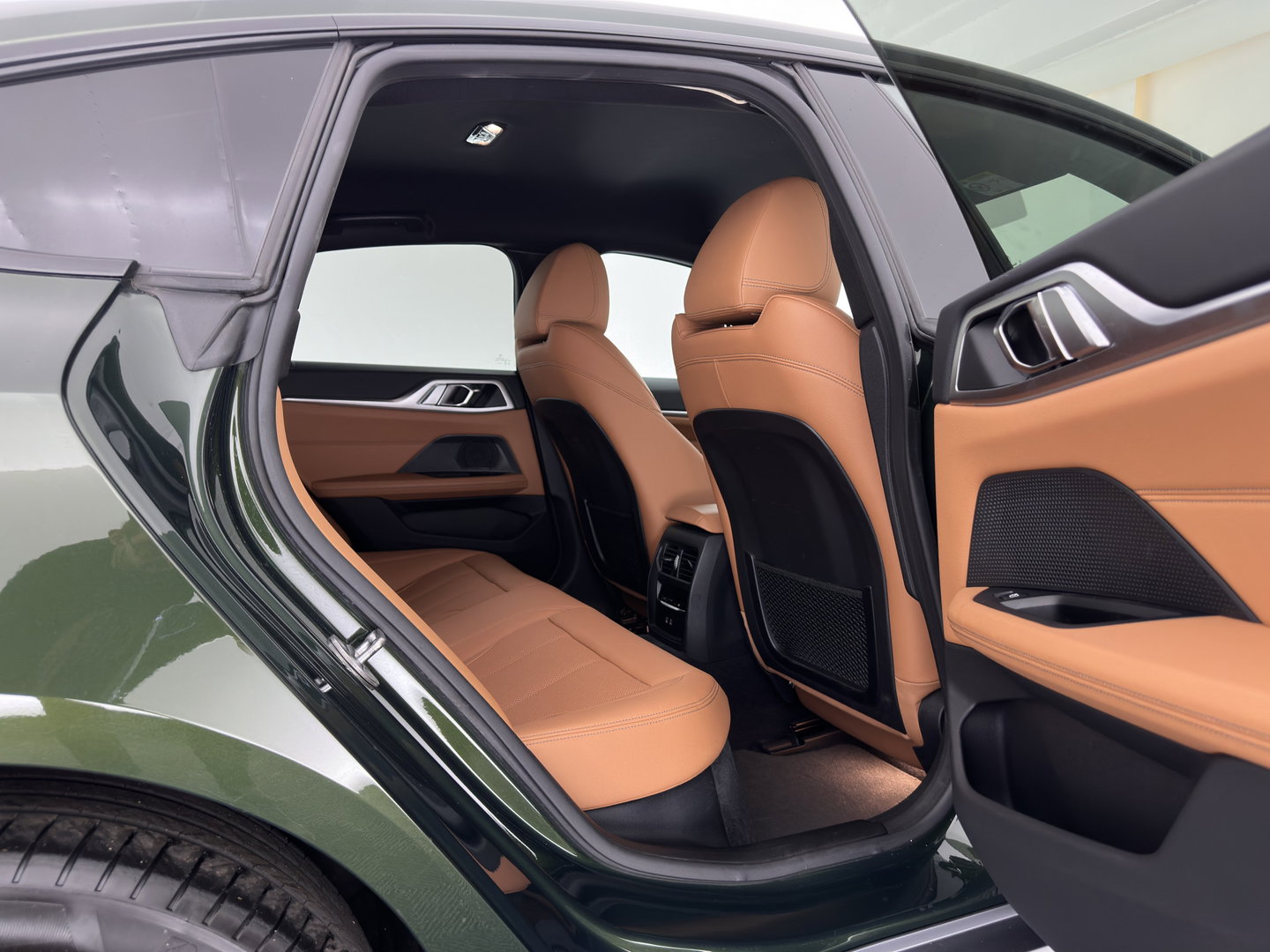 BMW i4 eDrive40 84 kWh [3-Fase] (INCL.BTW) *LEATHER | FULL-LED | ADAPTIVE-CRUISE | HEATED-SPORTSEATS | WIDESCREEN-DIGI-COCKPIT | CAMERA | DAB+ | PRIVACY-GLASS | NAVI-FULLMAP | ECC | PDC | 17''ALU | TOWBAR*