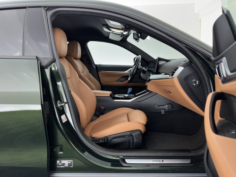 BMW i4 eDrive40 84 kWh [3-Fase] (INCL.BTW) *LEATHER | FULL-LED | ADAPTIVE-CRUISE | HEATED-SPORTSEATS | WIDESCREEN-DIGI-COCKPIT | CAMERA | DAB+ | PRIVACY-GLASS | NAVI-FULLMAP | ECC | PDC | 17''ALU | TOWBAR*