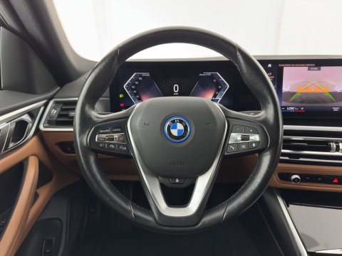 BMW i4 eDrive40 84 kWh [3-Fase] (INCL.BTW) *LEATHER | FULL-LED | ADAPTIVE-CRUISE | HEATED-SPORTSEATS | WIDESCREEN-DIGI-COCKPIT | CAMERA | DAB+ | PRIVACY-GLASS | NAVI-FULLMAP | ECC | PDC | 17''ALU | TOWBAR*