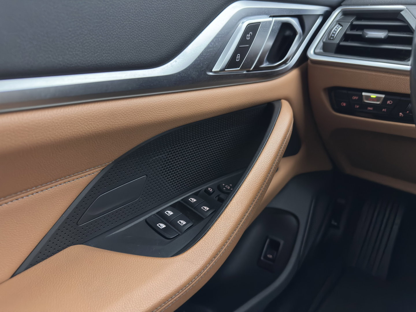 BMW i4 eDrive40 84 kWh [3-Fase] (INCL.BTW) *LEATHER | FULL-LED | ADAPTIVE-CRUISE | HEATED-SPORTSEATS | WIDESCREEN-DIGI-COCKPIT | CAMERA | DAB+ | PRIVACY-GLASS | NAVI-FULLMAP | ECC | PDC | 17''ALU | TOWBAR*