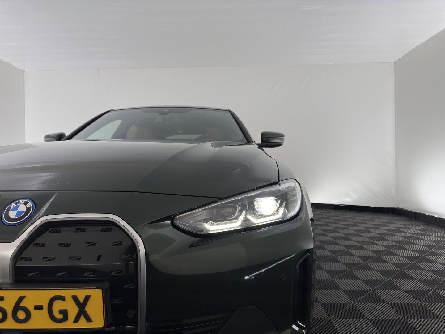 BMW i4 eDrive40 84 kWh [3-Fase] (INCL.BTW) *LEATHER | FULL-LED | ADAPTIVE-CRUISE | HEATED-SPORTSEATS | WIDESCREEN-DIGI-COCKPIT | CAMERA | DAB+ | PRIVACY-GLASS | NAVI-FULLMAP | ECC | PDC | 17''ALU | TOWBAR*