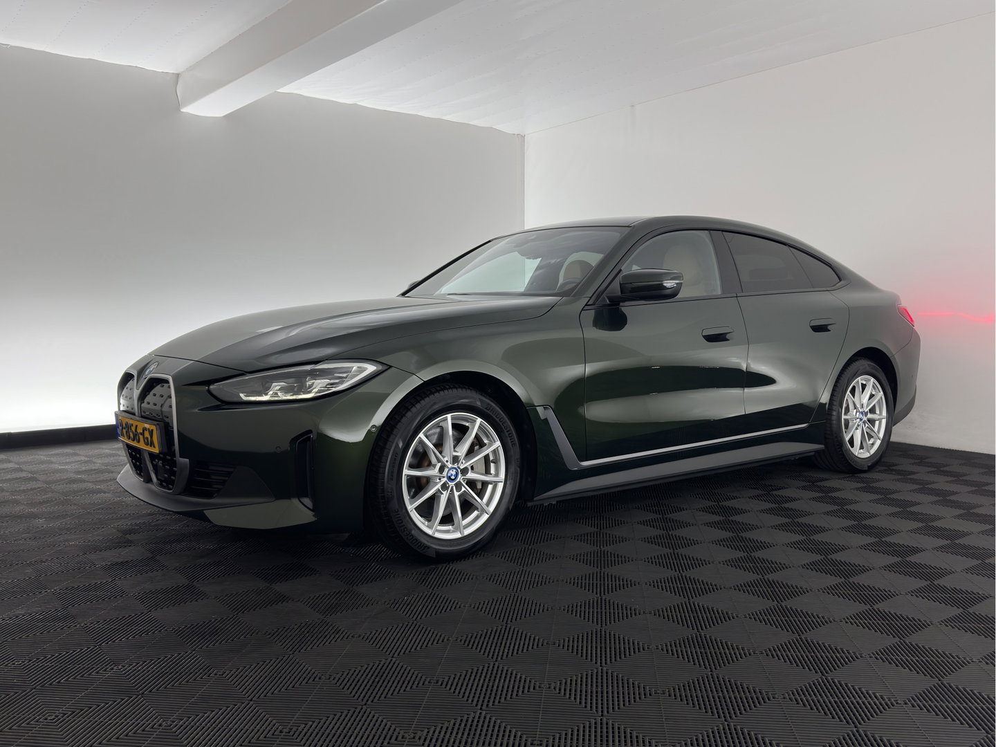 BMW i4 eDrive40 84 kWh [3-Fase] (INCL.BTW) *LEATHER | FULL-LED | ADAPTIVE-CRUISE | HEATED-SPORTSEATS | WIDESCREEN-DIGI-COCKPIT | CAMERA | DAB+ | PRIVACY-GLASS | NAVI-FULLMAP | ECC | PDC | 17''ALU | TOWBAR*