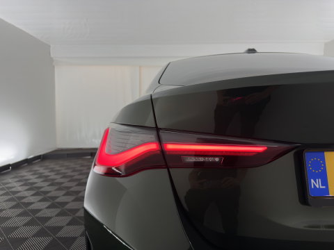 BMW i4 eDrive40 84 kWh [3-Fase] (INCL.BTW) *LEATHER | FULL-LED | ADAPTIVE-CRUISE | HEATED-SPORTSEATS | WIDESCREEN-DIGI-COCKPIT | CAMERA | DAB+ | PRIVACY-GLASS | NAVI-FULLMAP | ECC | PDC | 17''ALU | TOWBAR*