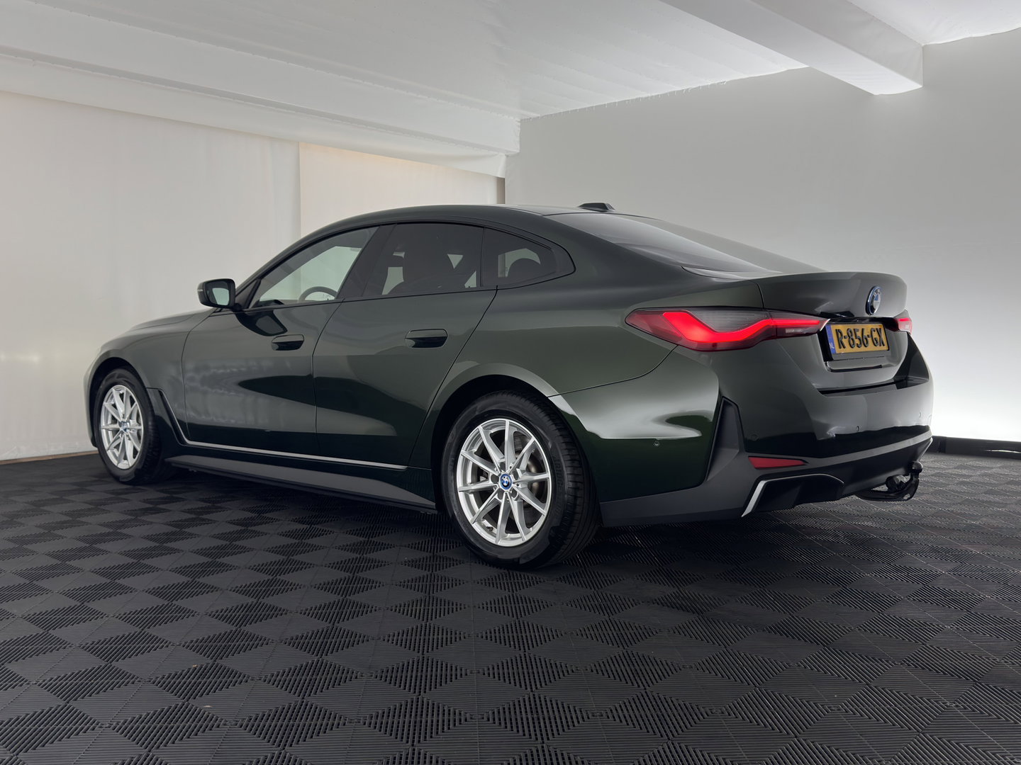 BMW i4 eDrive40 84 kWh [3-Fase] (INCL.BTW) *LEATHER | FULL-LED | ADAPTIVE-CRUISE | HEATED-SPORTSEATS | WIDESCREEN-DIGI-COCKPIT | CAMERA | DAB+ | PRIVACY-GLASS | NAVI-FULLMAP | ECC | PDC | 17''ALU | TOWBAR*
