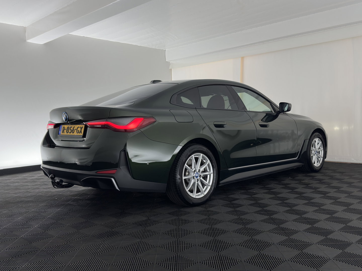BMW i4 eDrive40 84 kWh [3-Fase] (INCL.BTW) *LEATHER | FULL-LED | ADAPTIVE-CRUISE | HEATED-SPORTSEATS | WIDESCREEN-DIGI-COCKPIT | CAMERA | DAB+ | PRIVACY-GLASS | NAVI-FULLMAP | ECC | PDC | 17''ALU | TOWBAR*