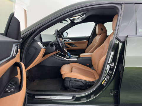 BMW i4 eDrive40 84 kWh [3-Fase] (INCL.BTW) *LEATHER | FULL-LED | ADAPTIVE-CRUISE | HEATED-SPORTSEATS | WIDESCREEN-DIGI-COCKPIT | CAMERA | DAB+ | PRIVACY-GLASS | NAVI-FULLMAP | ECC | PDC | 17''ALU | TOWBAR*