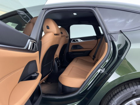 BMW i4 eDrive40 84 kWh [3-Fase] (INCL.BTW) *LEATHER | FULL-LED | ADAPTIVE-CRUISE | HEATED-SPORTSEATS | WIDESCREEN-DIGI-COCKPIT | CAMERA | DAB+ | PRIVACY-GLASS | NAVI-FULLMAP | ECC | PDC | 17''ALU | TOWBAR*
