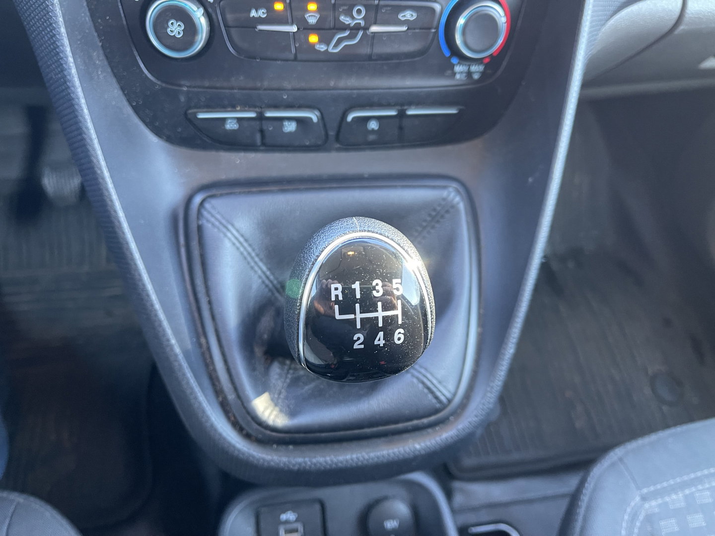 Ford Transit Connect 1.5 EcoBlue L2 Trend / vaste prijs rijklaar € 11.950 ex btw / distributie riem compleet vervangen / lease vanaf € 256 / airco / cruise / trekhaak / 17 inch velgen / euro 6 diesel