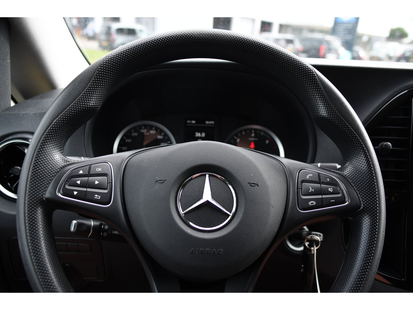 Mercedes-Benz Vito 116 CDI L2 Black Edition Cruise, Carplay, LED, 164pk, Sensoren, Multimedia, Automaat, NAVI, Uniek!