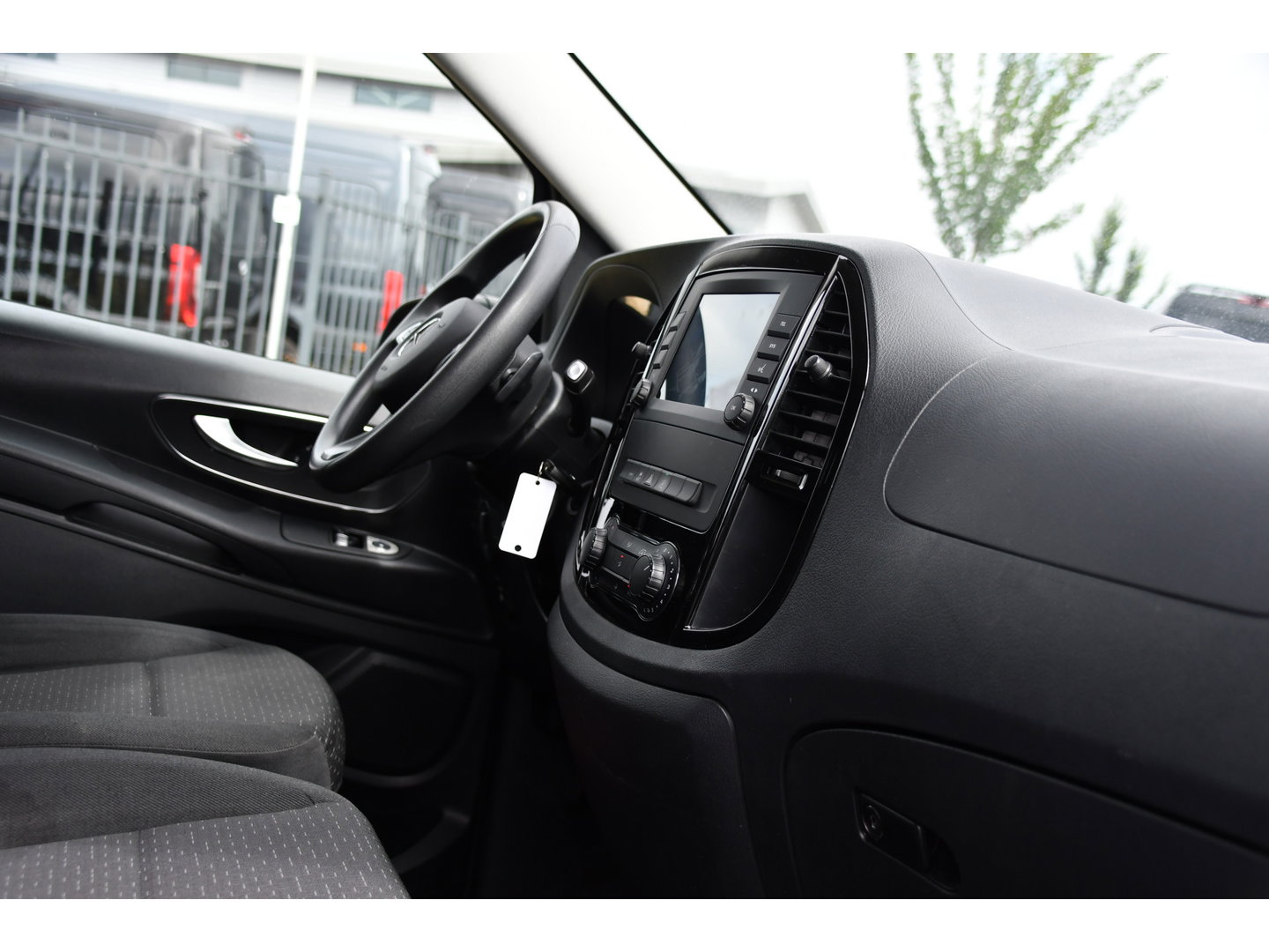 Mercedes-Benz Vito 116 CDI L2 Black Edition Cruise, Carplay, LED, 164pk, Sensoren, Multimedia, Automaat, NAVI, Uniek!