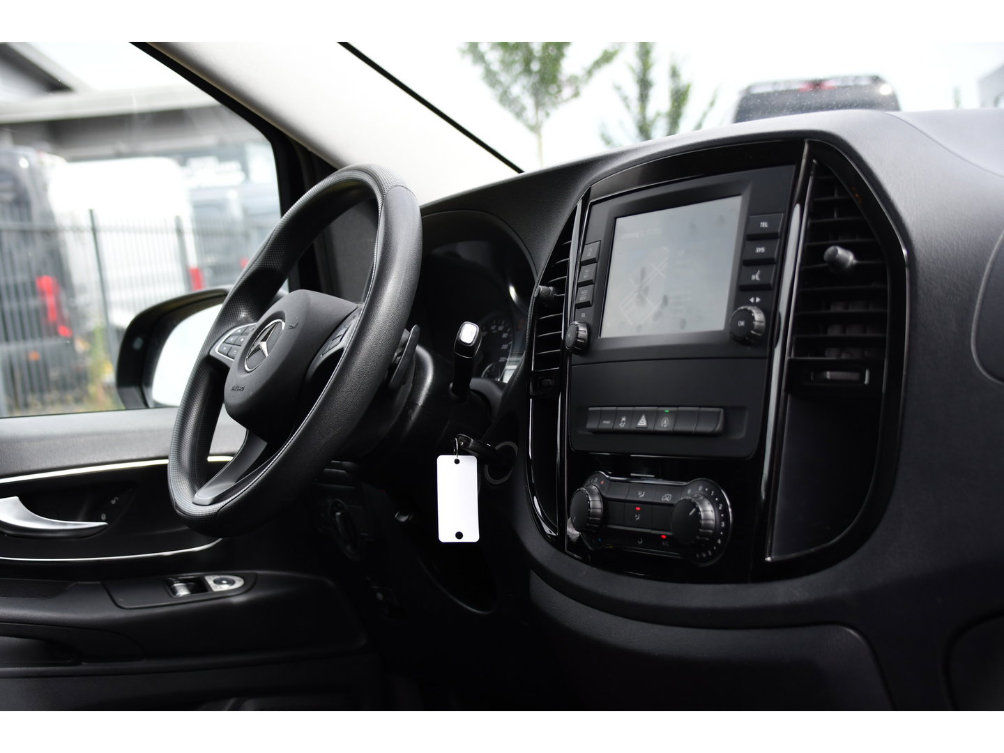Mercedes-Benz Vito 116 CDI L2 Black Edition Cruise, Carplay, LED, 164pk, Sensoren, Multimedia, Automaat, NAVI, Uniek!
