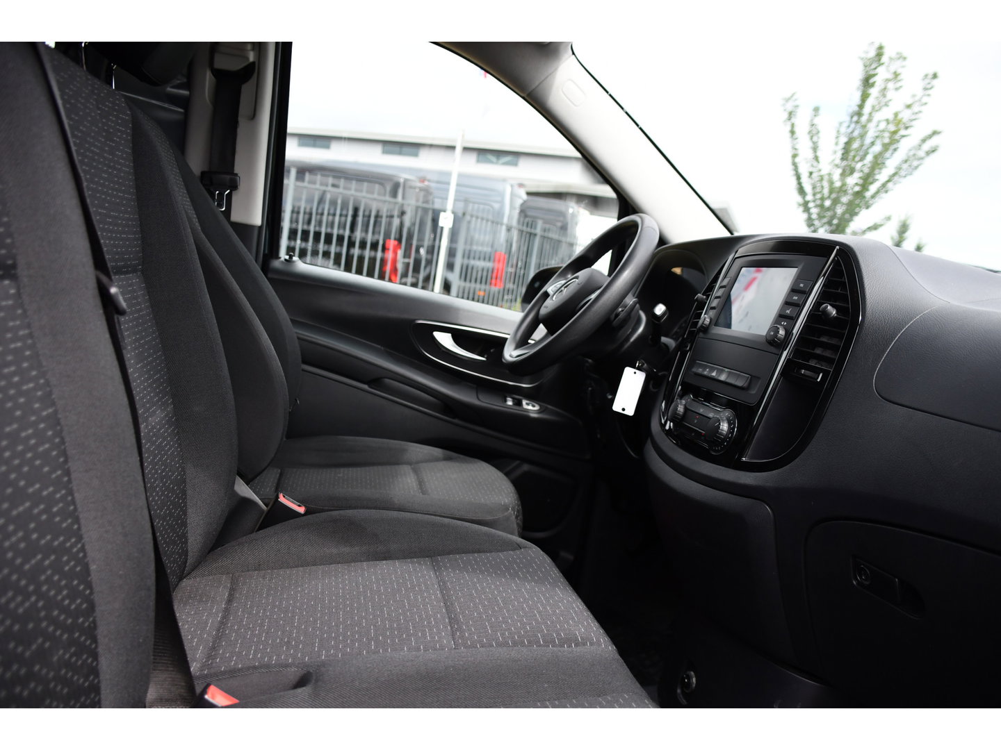 Mercedes-Benz Vito 116 CDI L2 Black Edition Cruise, Carplay, LED, 164pk, Sensoren, Multimedia, Automaat, NAVI, Uniek!