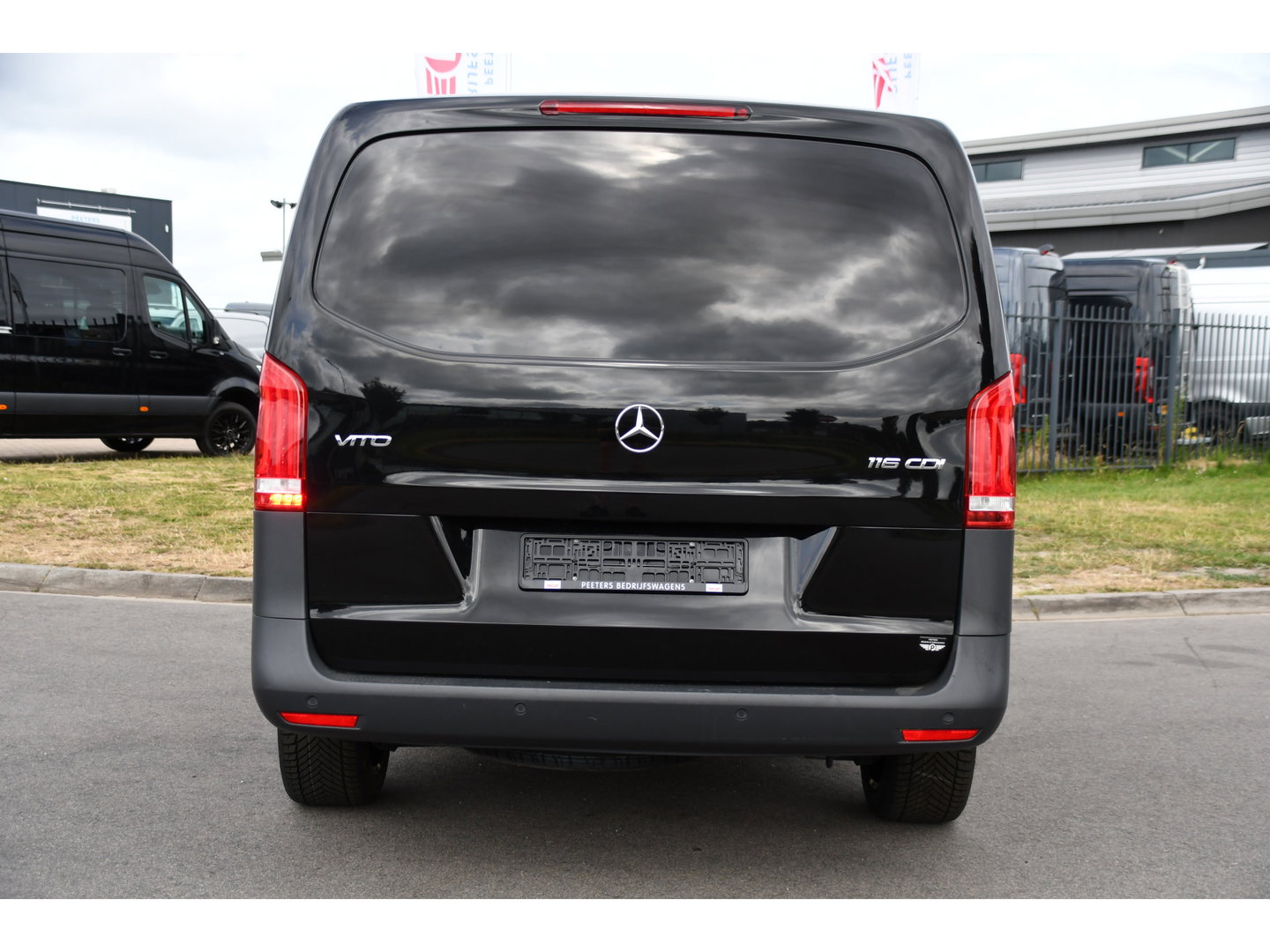 Mercedes-Benz Vito 116 CDI L2 Black Edition Cruise, Carplay, LED, 164pk, Sensoren, Multimedia, Automaat, NAVI, Uniek!