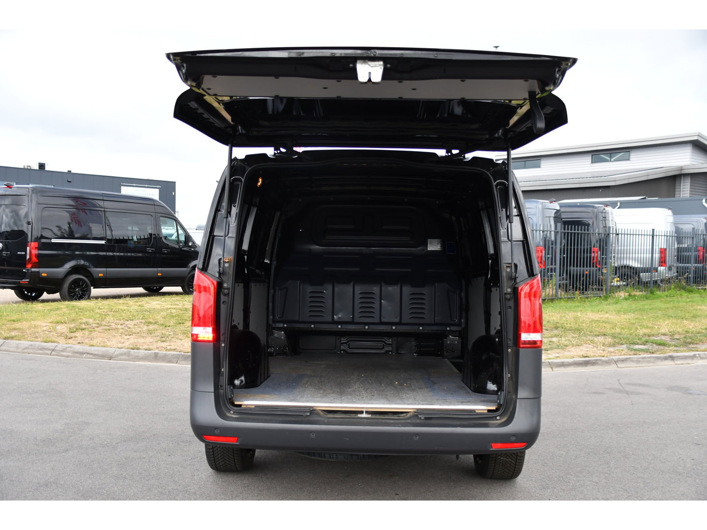 Mercedes-Benz Vito 116 CDI L2 Black Edition Cruise, Carplay, LED, 164pk, Sensoren, Multimedia, Automaat, NAVI, Uniek!