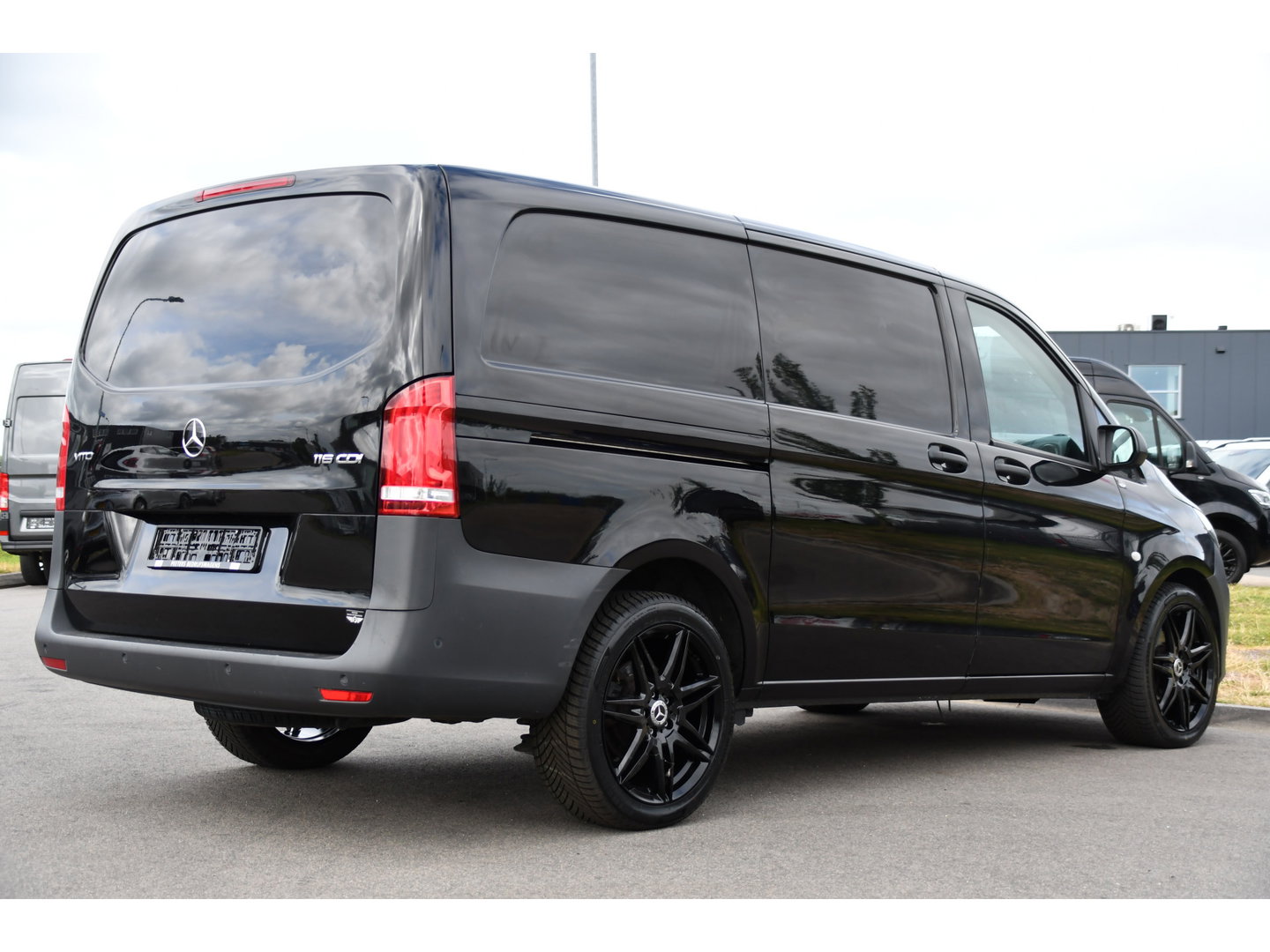 Mercedes-Benz Vito 116 CDI L2 Black Edition Cruise, Carplay, LED, 164pk, Sensoren, Multimedia, Automaat, NAVI, Uniek!